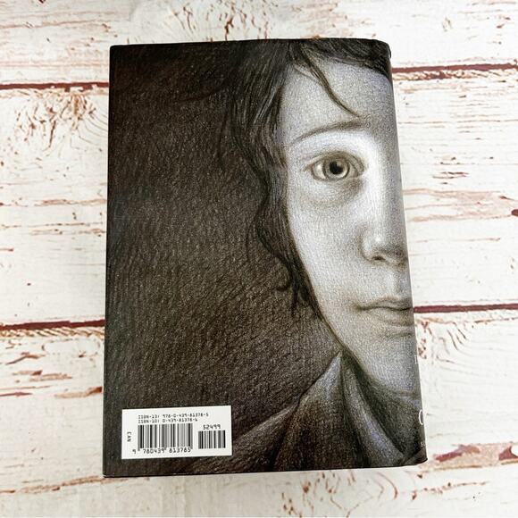 The Invention of Hugo Cabret by Brian Selznick - Red and Gold Edition - Picture 3 of 5